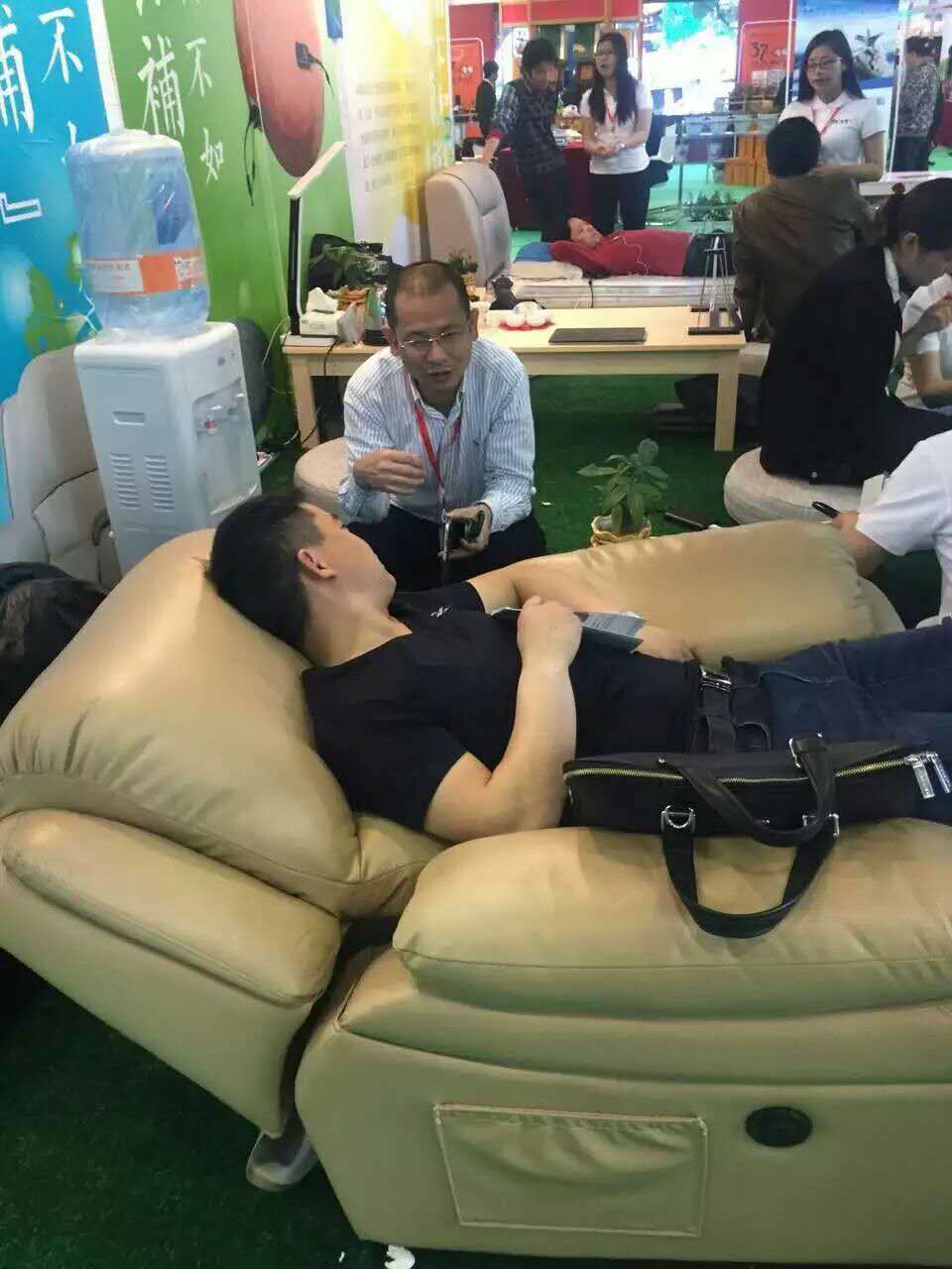 陸總向客戶講解產(chǎn)品原理